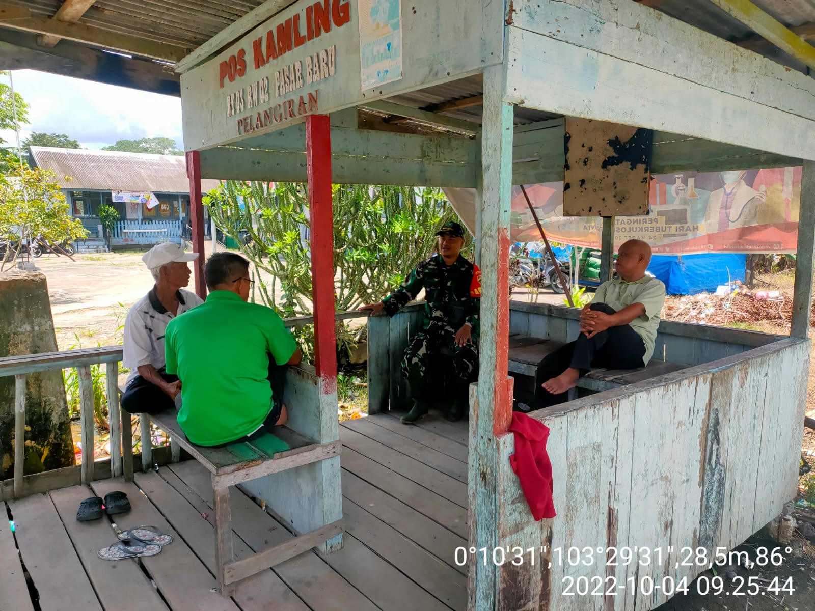 Di Kampung Pancasila,Serda Candra Babinsa Koramil 10/Pelangiran Ciptakan Keamanan