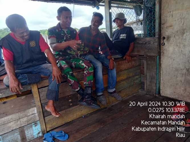 Dengan Komsos,Babinsa Mandah Implementasikan Kemanunggalan TNI dan Rakyat