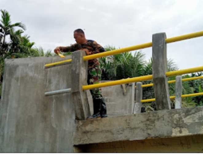 Satgas TMMD Laksanakan Finishing Pengerjaan Jembatan Dusun