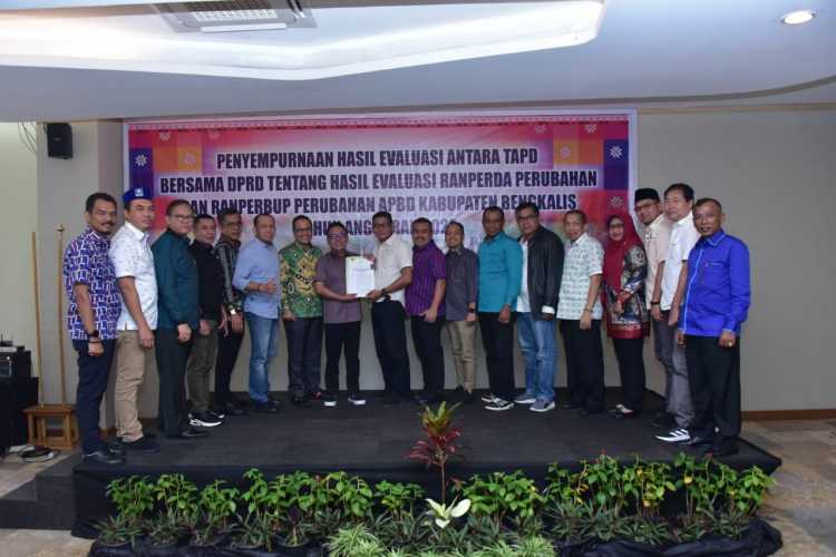 Akhirnya  APBD-P Kabupaten Bengkalis 2023 ditanda Tangani Plt. Gubernur Riau