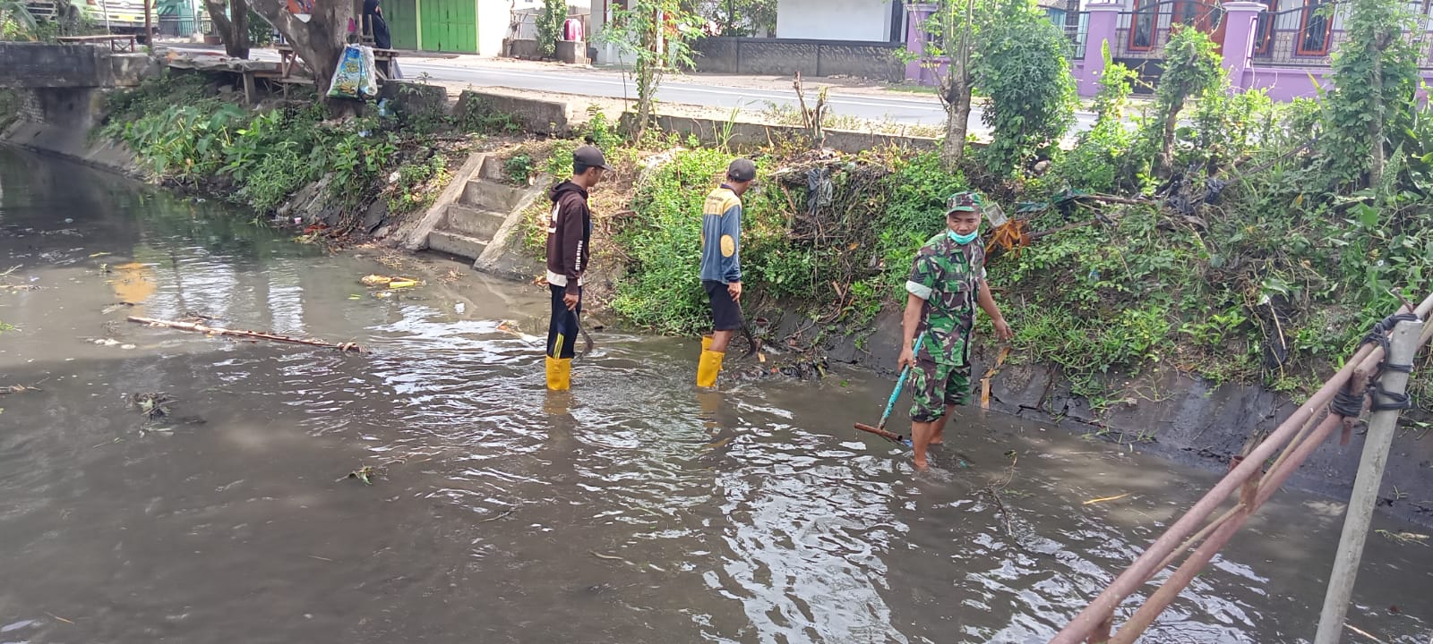 Bergotong Royong, TNI Lumajang Dan Warga Kerja Bakti Bersih Sungai