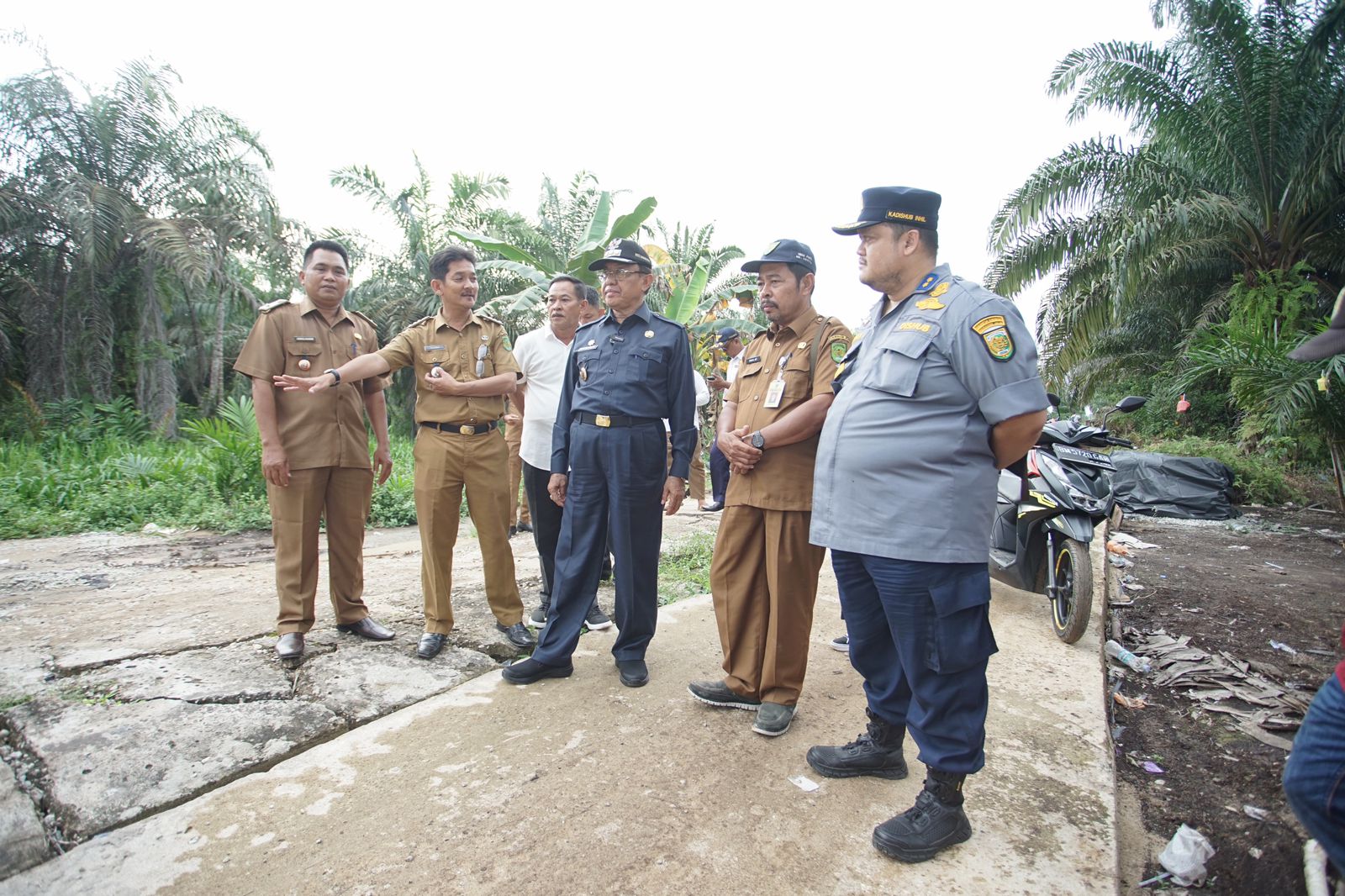 H.M Wardan Bersama Beberapa Kepala OPD Meninjau Pengerjaan Ruas Jalan Lahang Baru - Teluk Pinang