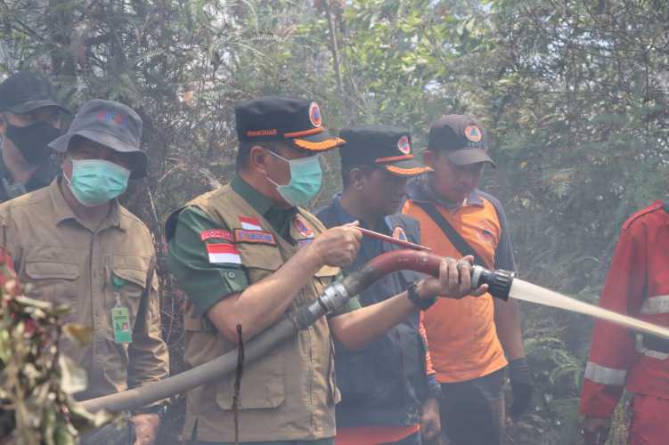 Gubri Bersama Jajaran Polda Riau Meninjau Lokasi Pemadaman di Kecamatan Medan Kampai