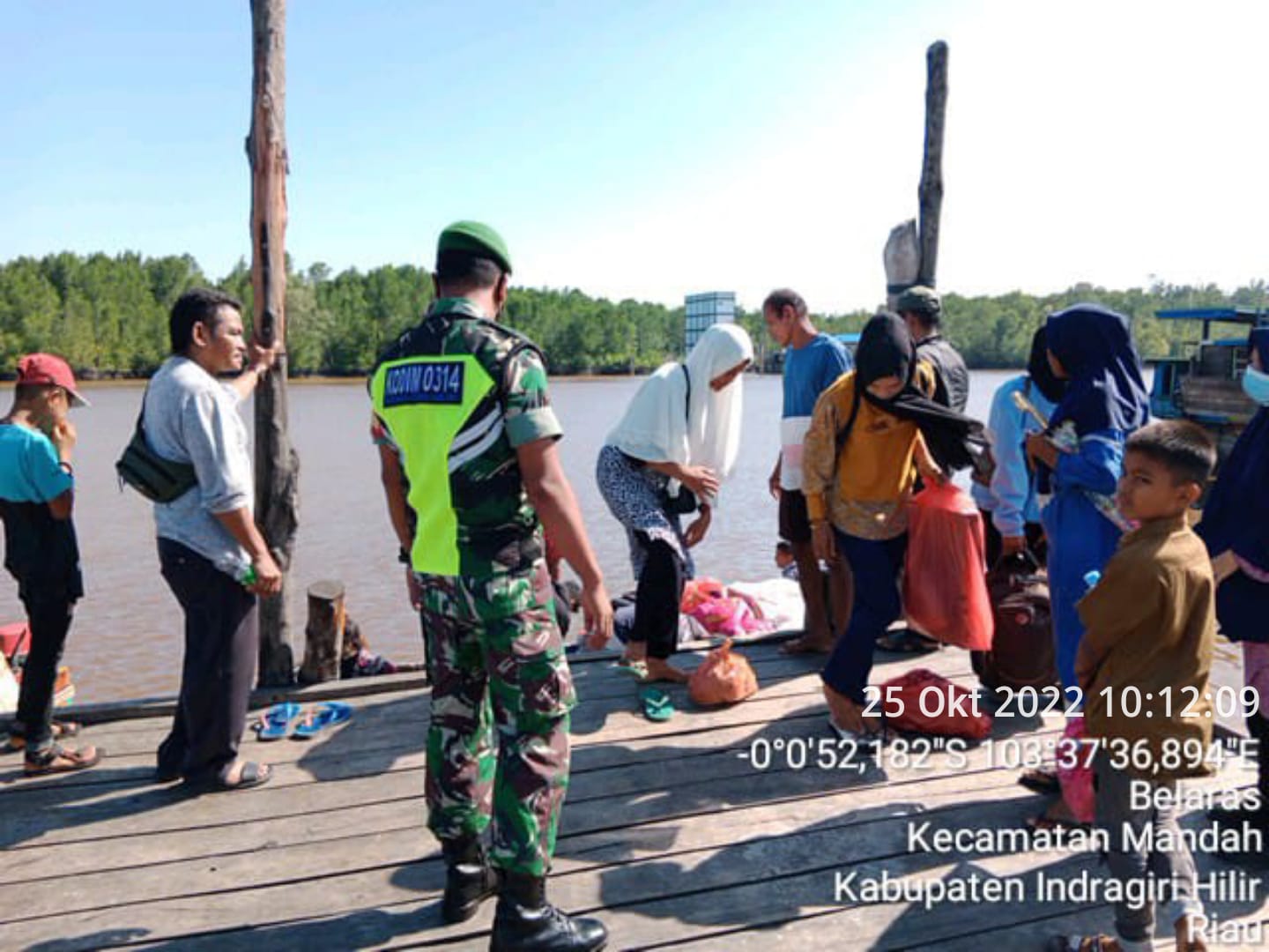 Serda Roni Thabrani Babinsa Koramil 08/Mandah Sosialisasi di Pinggir Pelabuhan