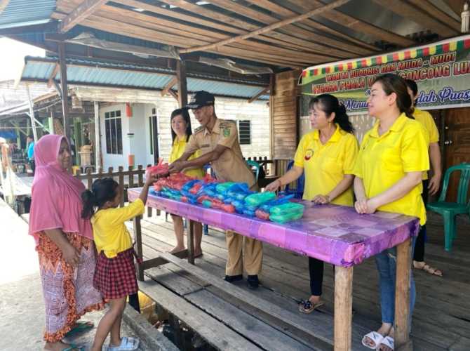 Wanita Buddhis dan Muda-mudi Vihara Phala Viriya Kelurahan Concong Luar Berbagi Takjil Gratis Menjelang Berbuka Puasa