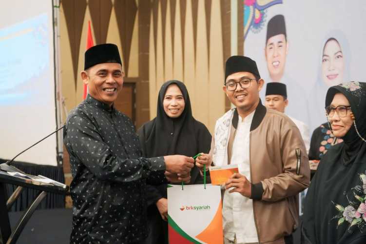 Silaturahmi dan Buka Bersama KKIH Pekanbaru, Pj.Bupati Herman Serahkan Penghargaan Inhil Peduli dan Tabungan Haji.