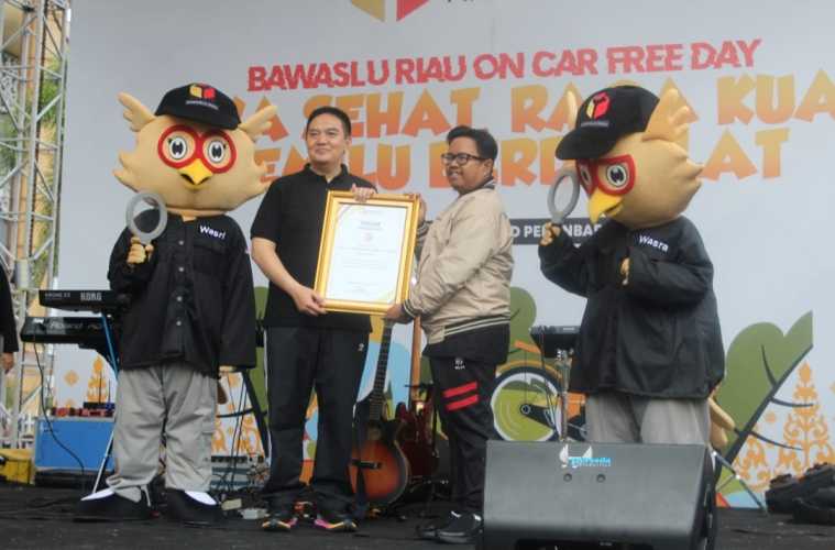 Sempena Car Free Day Pengawasan Pemilu, Kapolda Riau Diberi Penghargaan oleh Bawaslu