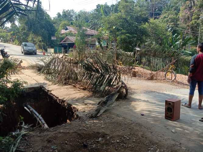 Tak Kunjung di Perbaiki, Jalan Lintas Antar Kecamatan di Kuansing Nyaris Putus