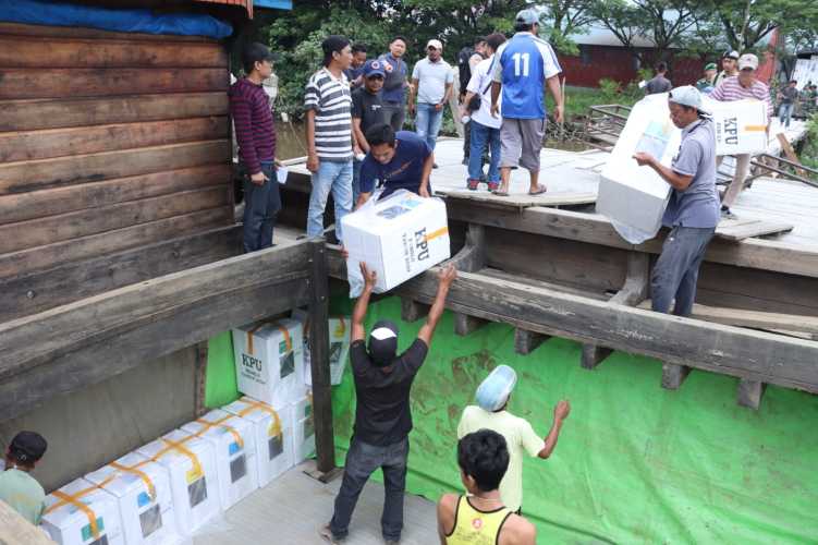 Polres Inhil Lakukan Pengawalan Logistik Pemilu di 5 Kecamatan
