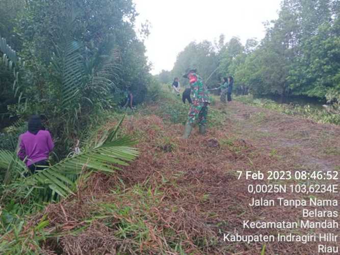 Babinsa Goro Pembersihan Jalan Menuju Dusun