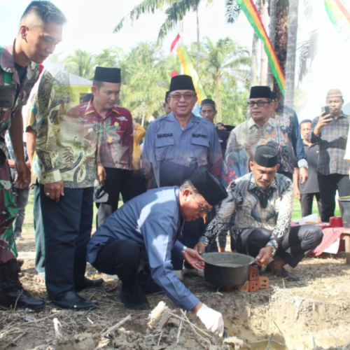 Didampingi Camat Keritang, Bupati H.M.Wardan Lakukan Peletakkan Batu Pertama Pembangunan RKB Ponpes  Babussalam