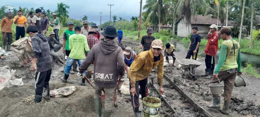 Masyarakat Sialang Panjang Berbondong Bondong Perbaiki Jalan Lintas
