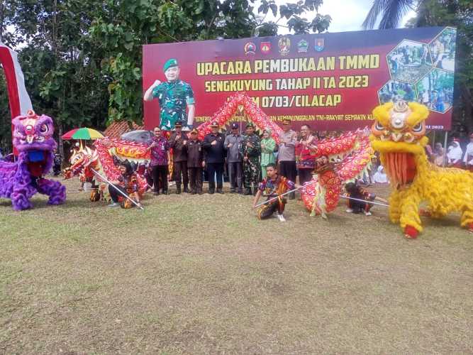 Naga Selatan Memukau Masyarakat Di Pembukaan TMMD Sengkuyung Tahap II Di Kabupaten Cilacap
