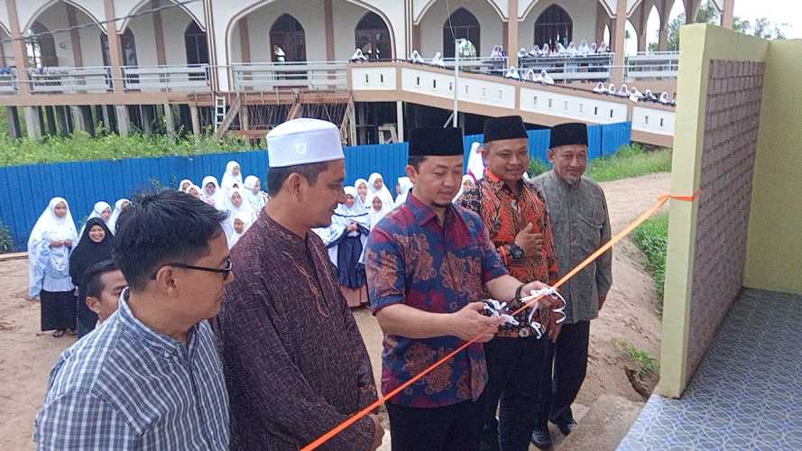 Ustadz Syahrul Aidi Kunjungi Ponpes Al Imtinan, Beri Motivasi Santri dan Resmikan Bangunan MCK-Sanitasi