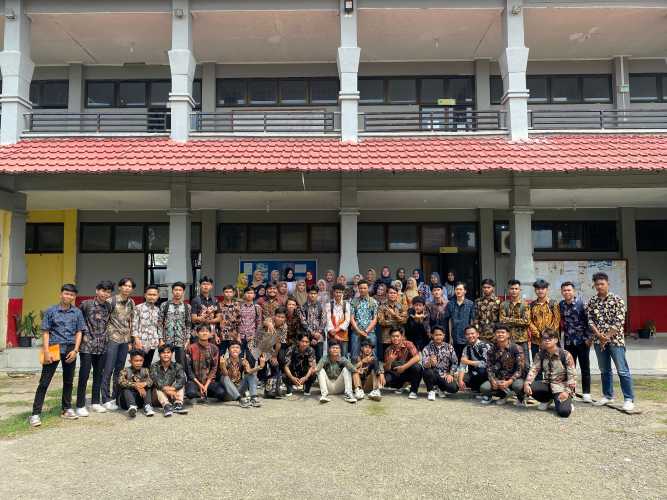 Peringati Hari Batik Nasional, Mahasiswa Fakultas Hukum Unisi  Kompak Gunakan Pakaian Batik dalam Sesi Pembelajaran.