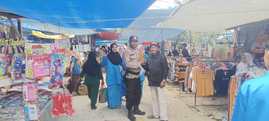Bhabinkamtibmas Polsek Kemuning Gelar Cooling System Dengan Menyambangi Warga di Pasar Kelurahan Selensen