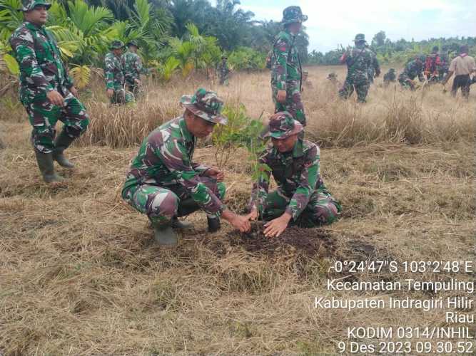 Karya Bakti TNI di Tempuling,Serka Masri Babinsa Koramil 01/Tembilahan Lakukan Aksi Penanaman Pohon