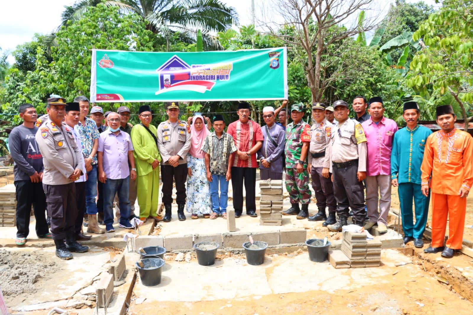 Nurhayati Tak Kuasa Menahan Tangis, Kapolres Inhu Letakkan Batu Pertama Pembangunan Rumah Impiannya.