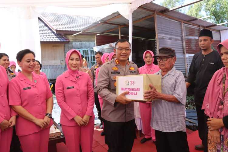 Kapolres Dumai AKBP Nurhadi Ismanto, S.H, S.I.K dan ketua bhayangkari cabang Dumai Resmikan Bantuan Bedah Rumah