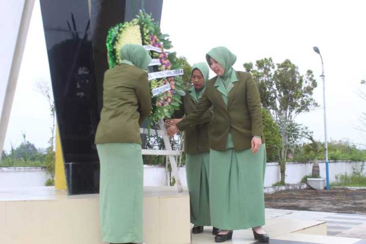 Sebagai Penghormatan Kepada Jasa Para Pahlawan,Ibu Persit Kodim Inhil Ziarah dan Tabur Bunga ke TMP Yudha Bakti