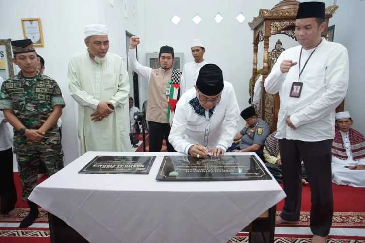 Galeri Bupati Kabupaten Indragiri Hilir (Inhil) HM. Wardan meresmikan Masjid Al-Firdaus yang terletak di Parit Hijrah,