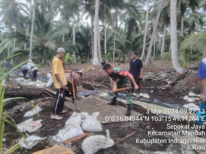 Babinsa Sepakat Jaya Bangun Akses Jalan Dusun dengan Gotong Royong