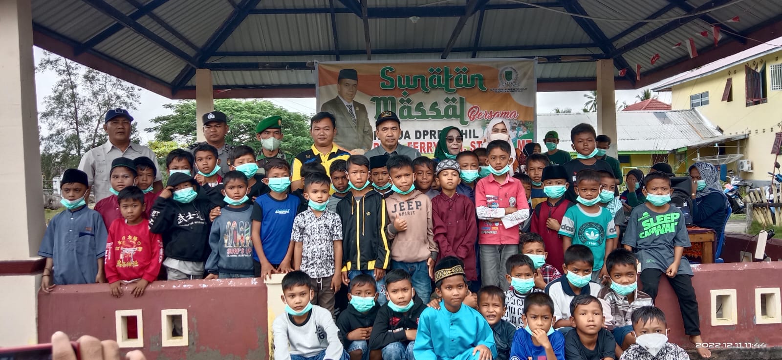 Khitanan Massal di Mandah, Ketua DPRD Inhil Beri Pesan Pentingnya Pendidikan Bagi Anak