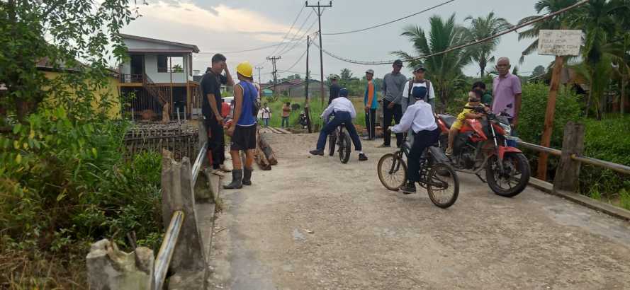 Luar Biasa,  Pekerjaan Rehab Jembatan Parit Pelam Desa Seberang Pebenaan Keritang Tuntas 1 Hari